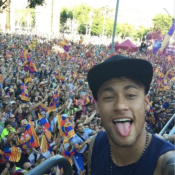 Altro selfie, stavolta di Neymar con i tanti tifosi del Barça scesi in strada a salutare la squadra. (Instagram)